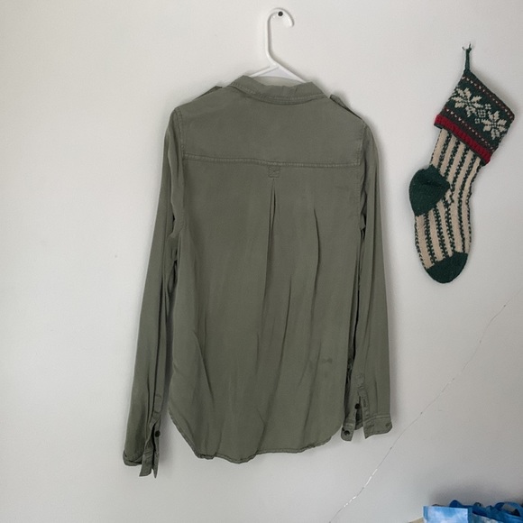 Universal Thread button up - Picture 2 of 5